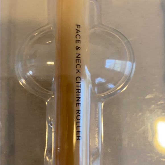 IT COSMETICS Heavenly Luxe Face & Neck Roller $36 - Picture 5 of 6